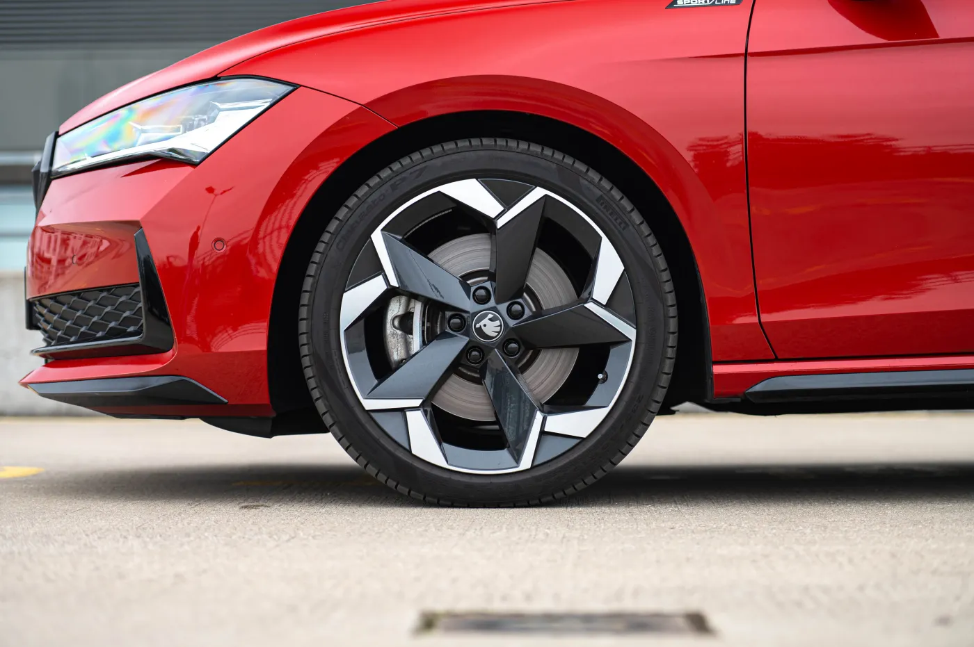 Ma silnik 2.0 i spala 4,8 l na 100 km. Skoda trzęsie rynkiem. Cena hitem