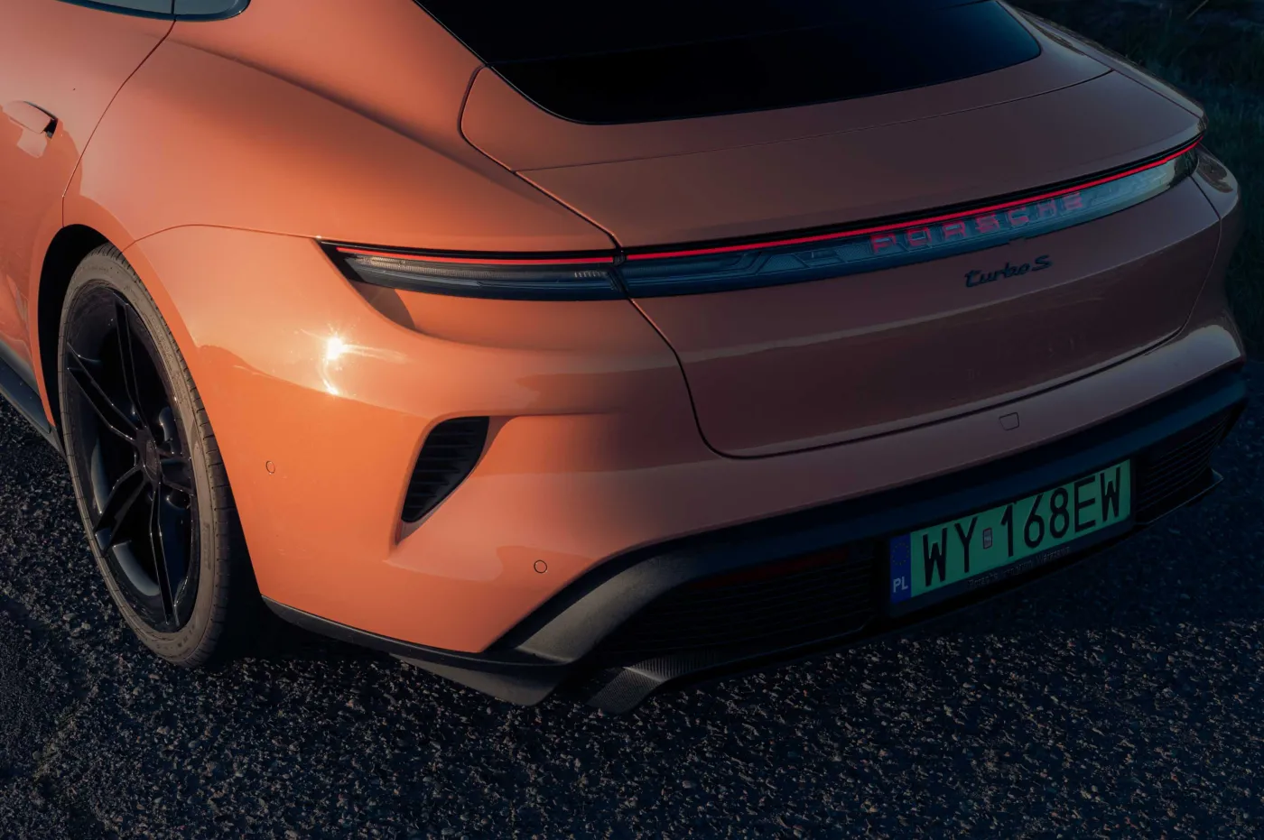 porsche-taycan-turbo-s-38970238.jpg