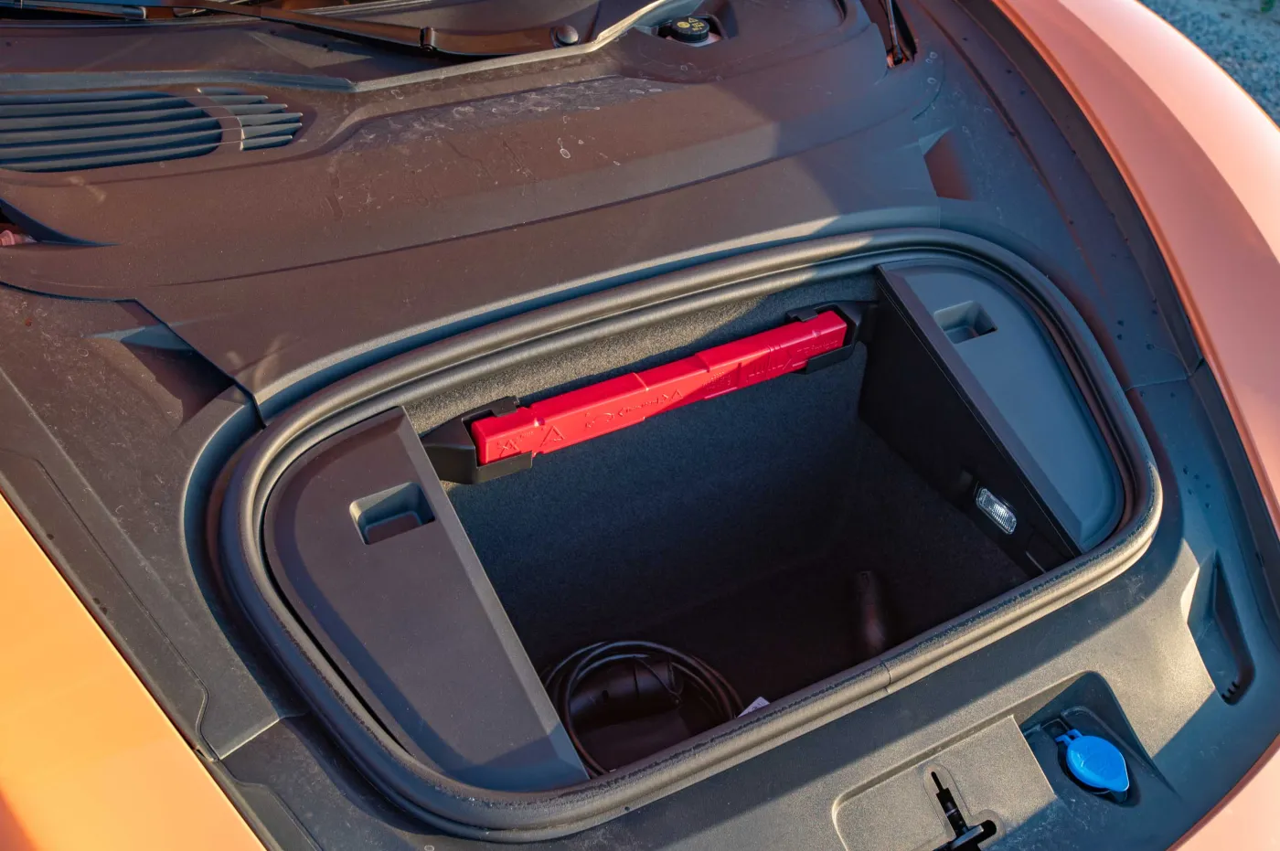 porsche-taycan-turbo-s-38970264.jpg