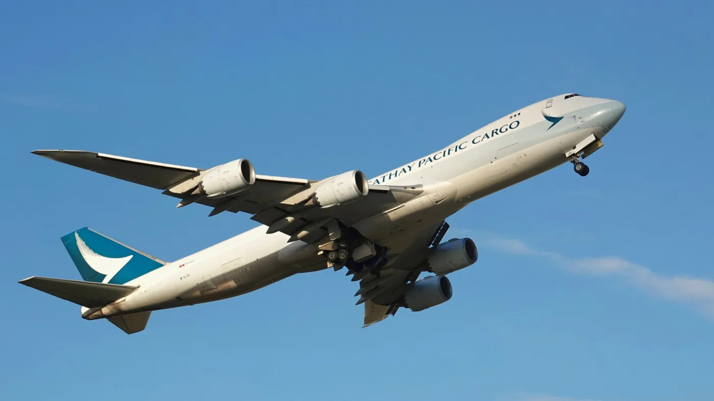 Pasażer próbował otworzyć drzwi samolotu w czasie lotu. Błyskawiczna reakcja załogi