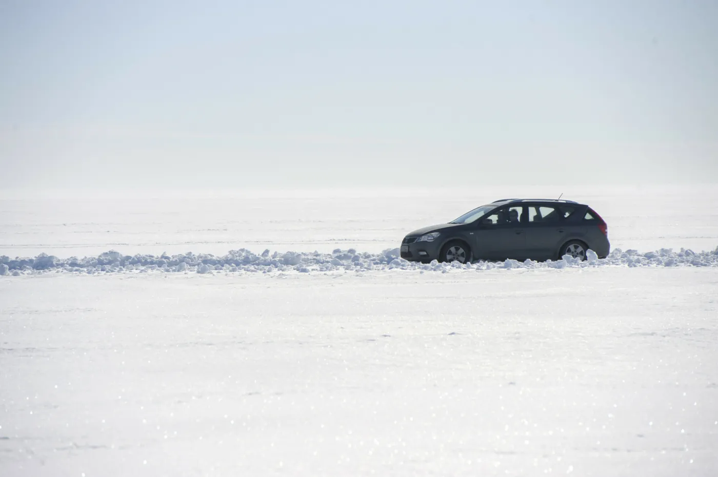 Jak z filmu science fiction? Dron uwiecznił przejazd przez zamarznięty Bałtyk