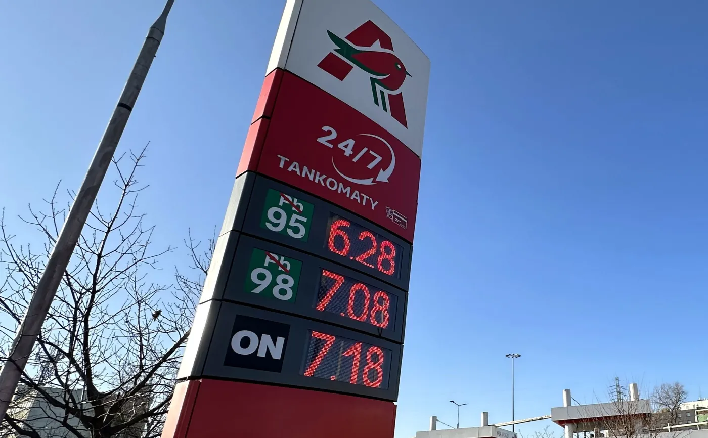 stacja-paliw-auchan-39083176.jpeg