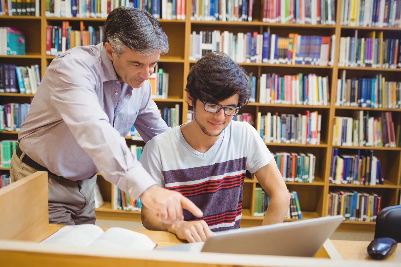 nauczyciel i uczeń, student, laptop, biblioteka