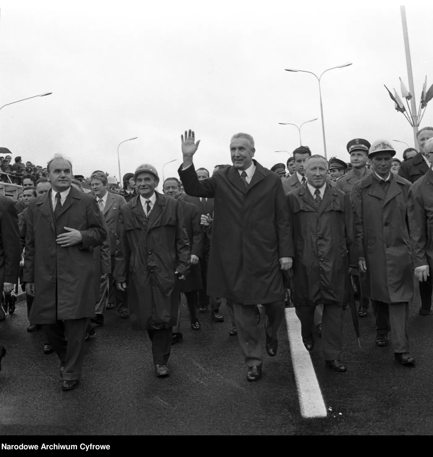 Pochód budowniczych Trasy Łazienkowskiej i polityków. Na czele pochodu idą m.in.: I sekretarz KC PZPR Edward Gierek, I sekretarz KW PZPR Józef Kępa. 