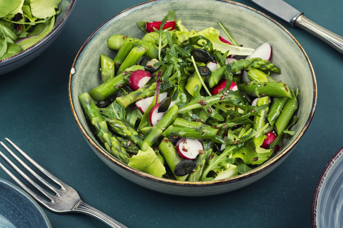 Szparagi to warzywa niskokaloryczne, a jednocześnie bogate w witaminy i minerały