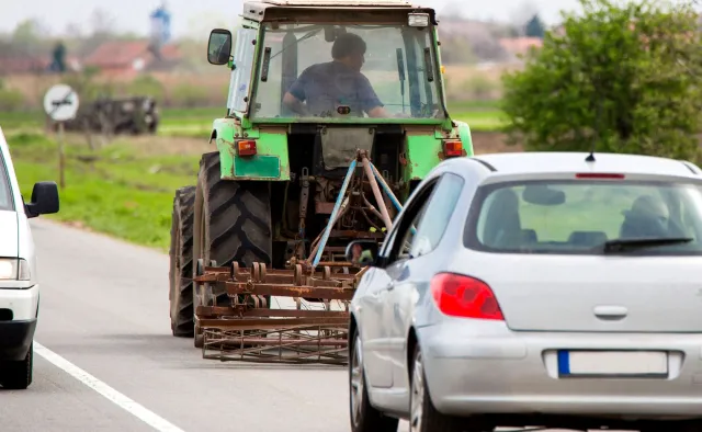 Czy można wyprzedzić traktor na ciągłej? Większość kierowców źle to rozumie