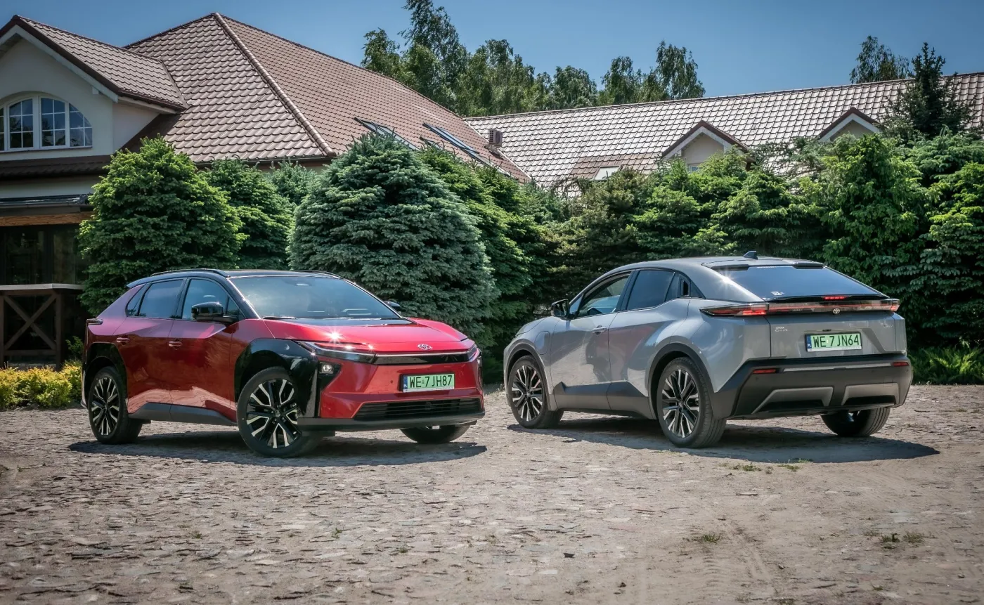 Dwa elektryczne SUV-y marki Toyota szara Toyota C-HR+ i czerwona Toyota bZ4X