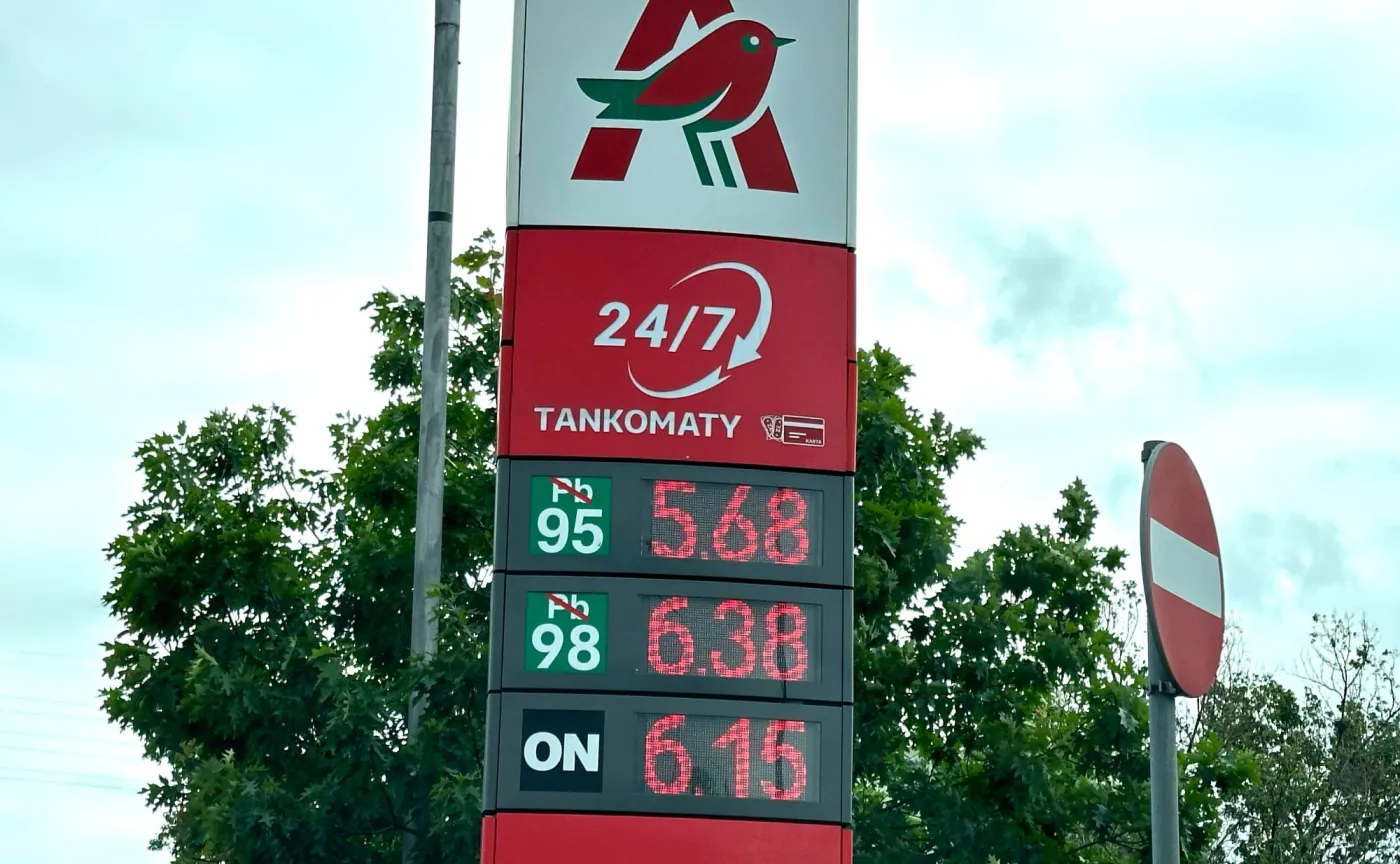 Pylon stacji benzynowej Auchan pokazujący ceny paliw: benzyna 95 za 5,68 zł, 98 za 6,38 zł oraz ON za 6,15 zł