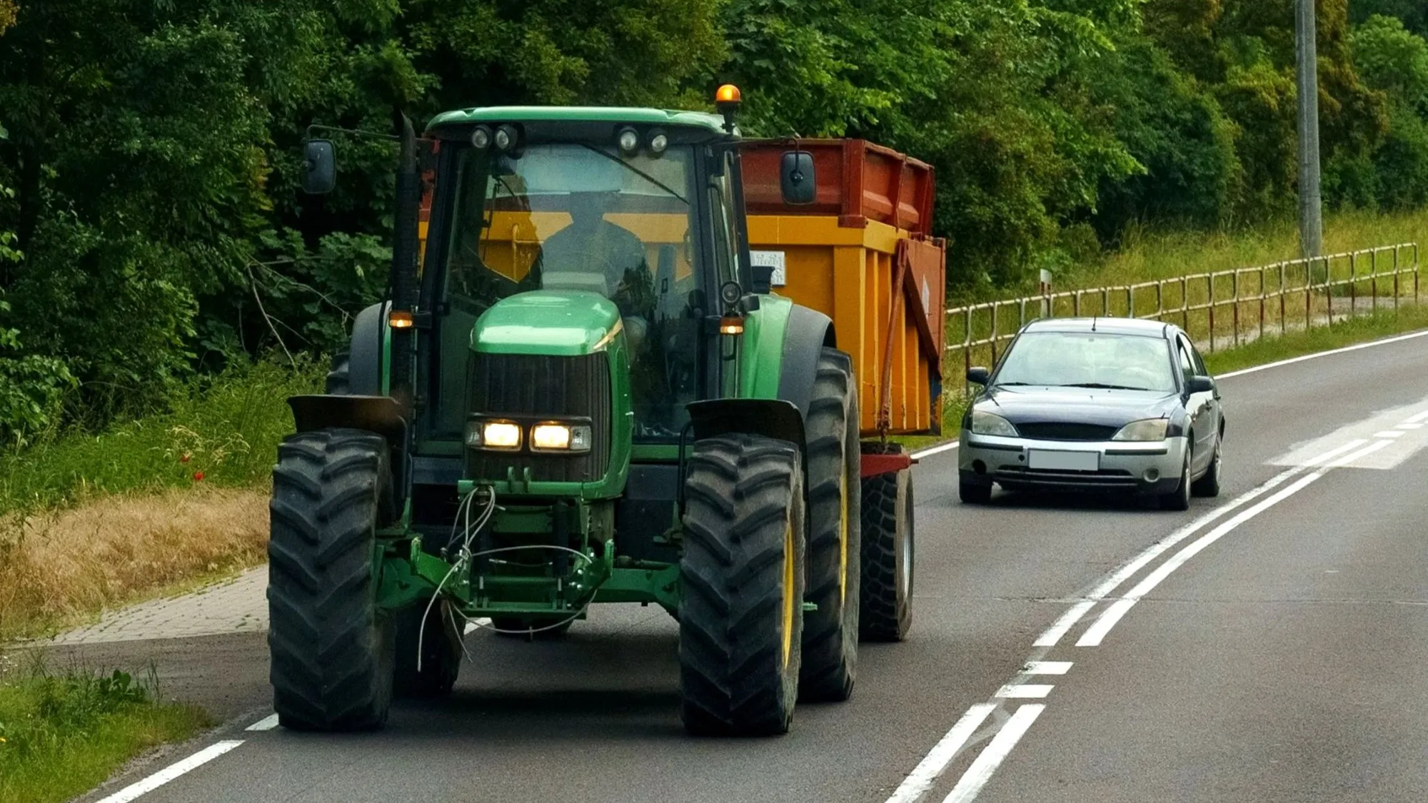 Wyprzedzanie traktora na linii ciągłej. Ten jeden szczegół decyduje, czy dostaniesz 15 punktów karnych