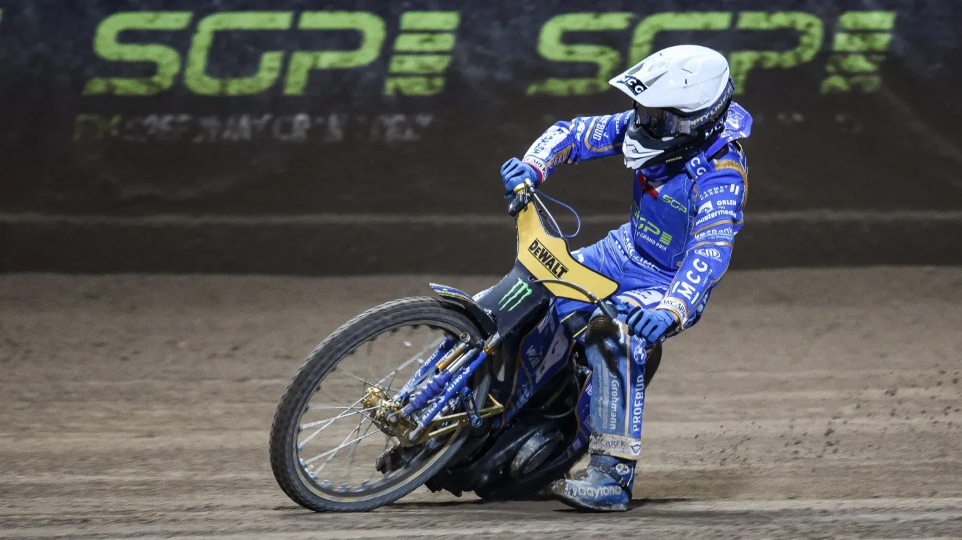 Bartosz Zmarzlik na podium żużlowej Grand Prix w Malilli