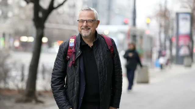 Dziennikarz TVN-u już po operacji. Pokazał się z chodzikiem
