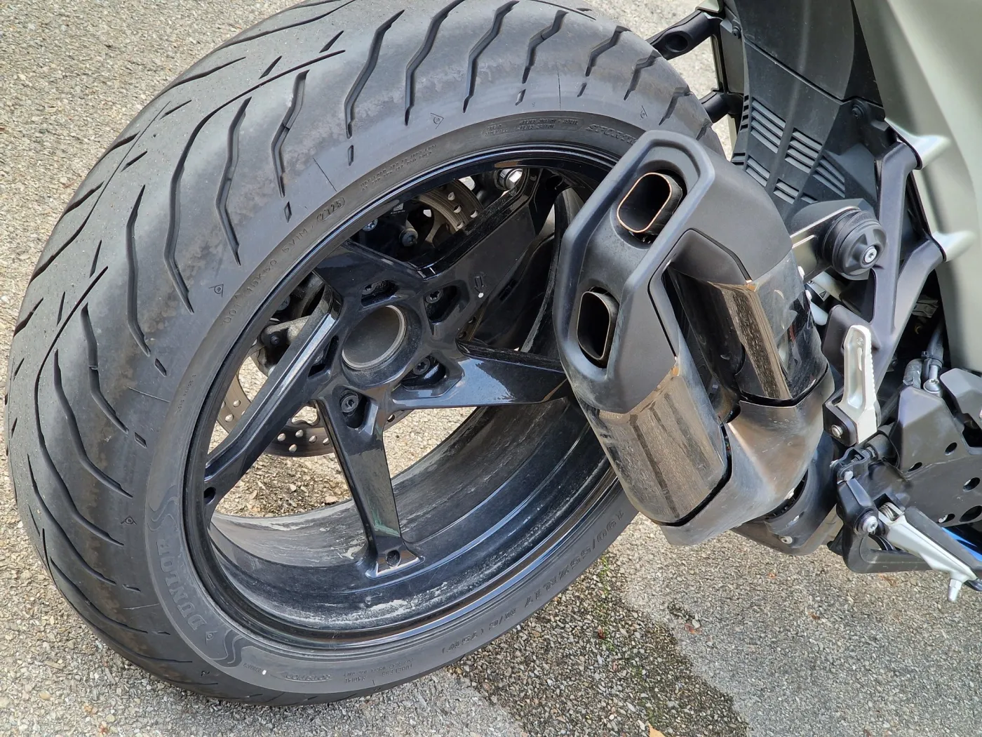 BMW R1300R - wydech w czarnym chromie i felga na monowahaczu