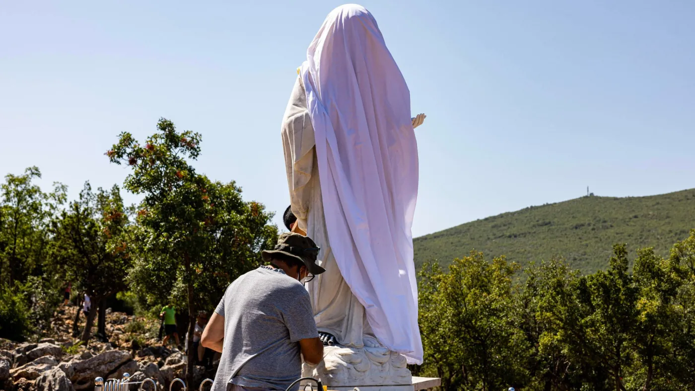 Naprawa zniszczonego pomnika Matki Boskiej w Medjugorje