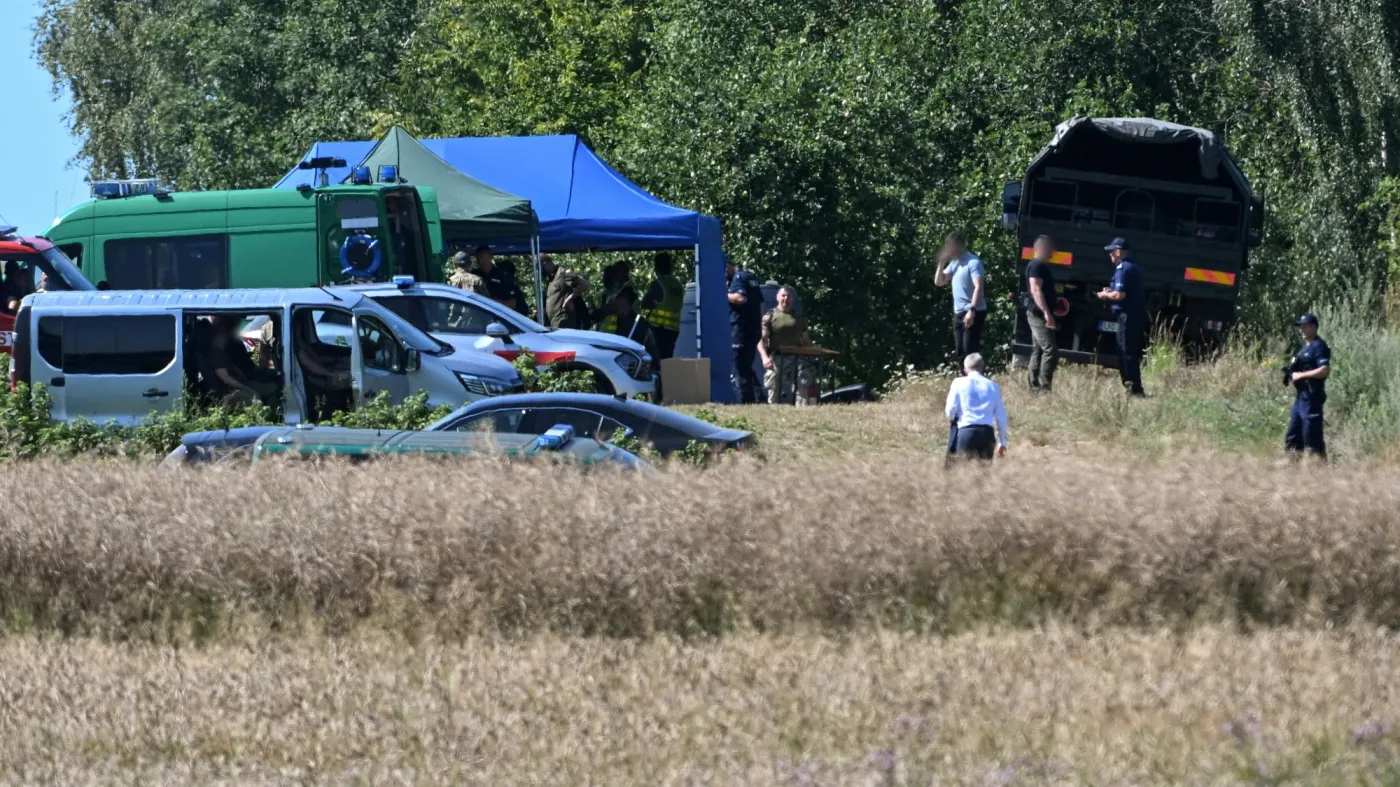 służby w miejscu upadku niezidentyfikowanego obiektu