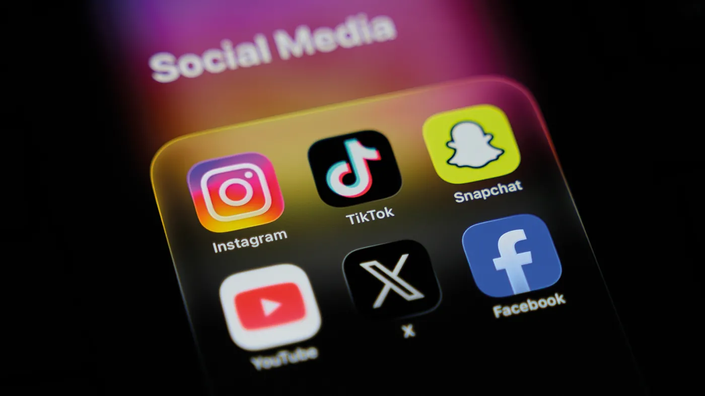 Facebook, TikTok, YouTube i Instagram na ekranie smartfona