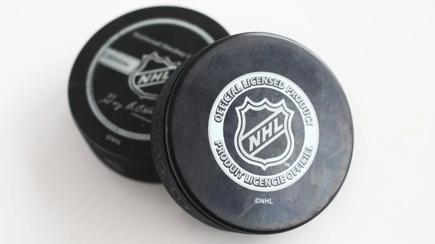Oto najwyższy bramkarz w historii ligi NHL. Tyle ma wzrostu