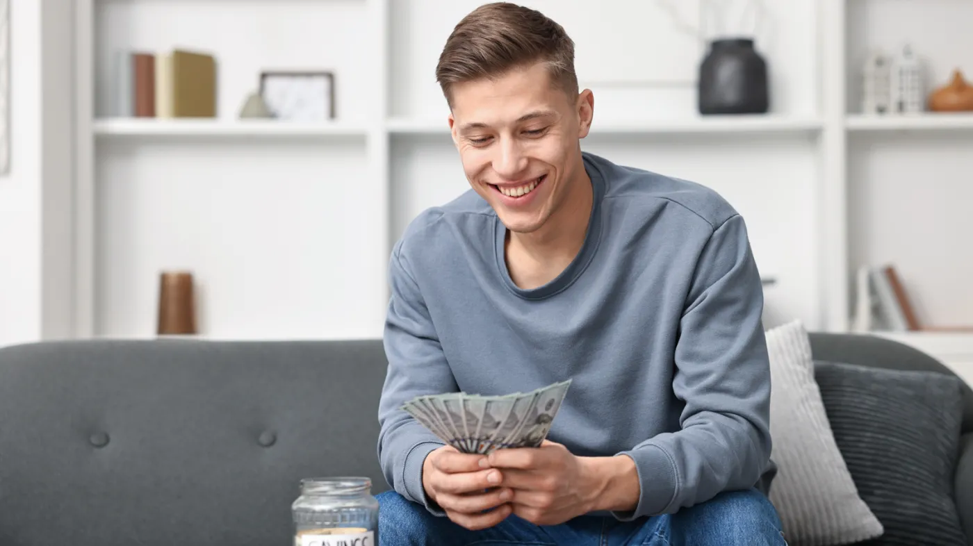 Młodzi dorośli dbają o bezpieczne finanse. Inwestują chętniej niż starsi, ale przy tym wybierają bezpieczne i sprawdzone produkty. Najmniej interesują ich widoczne oznaki sukcesu, a bardziej bezpieczne i stabilne na przyszłość finanse.