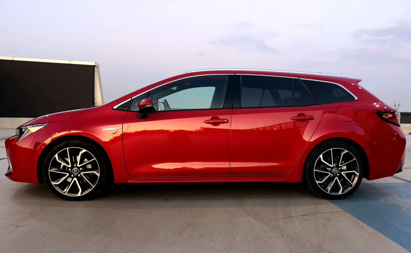 12680127-toyota-corolla-hybrid.jpg