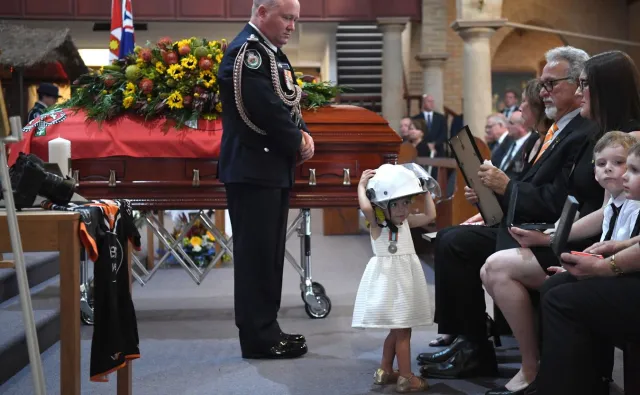 Strażak osierocił roczną córkę. Zginął gasząc pożary w Australii