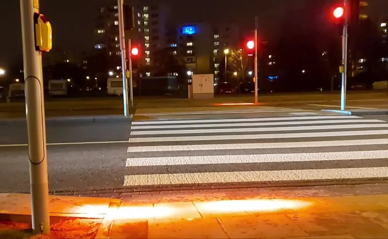 Ledowe listwy czy kolorowe pasy. Polska stawia na nowoczesne rozwiązania dla pieszych [WIDEO]