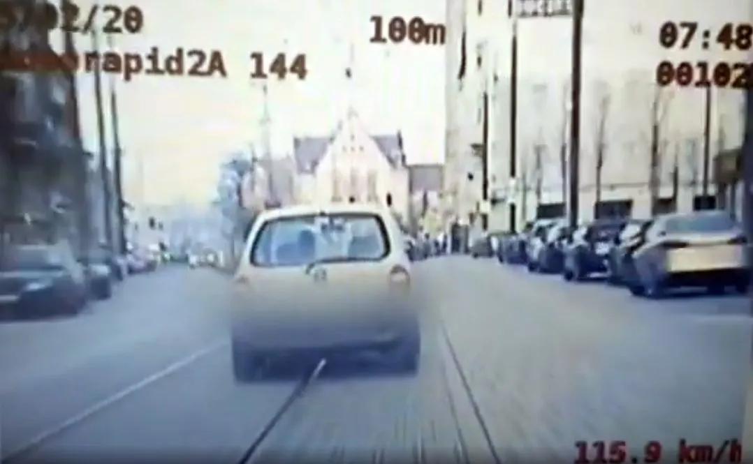 Odgryzł kawałek palca policjantowi. Usłyszał zarzuty [WIDEO]