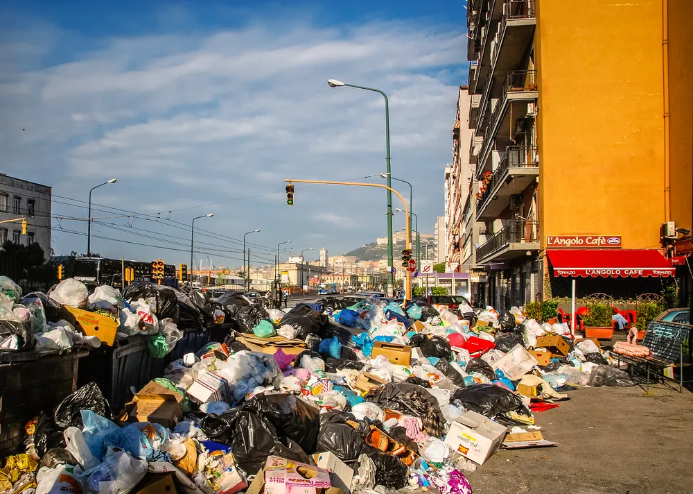 W Neapolu rozpoczęło się wyburzanie bloków - symboli kamorry