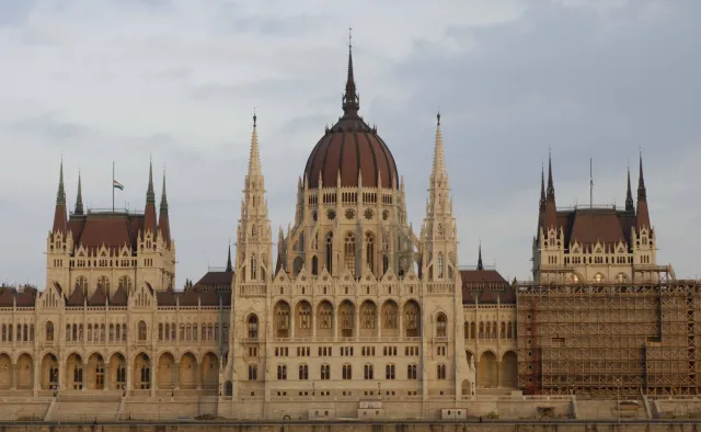 Protest w Budapeszcie w obronie wolnych sądów. W tle segregacja rasowa
