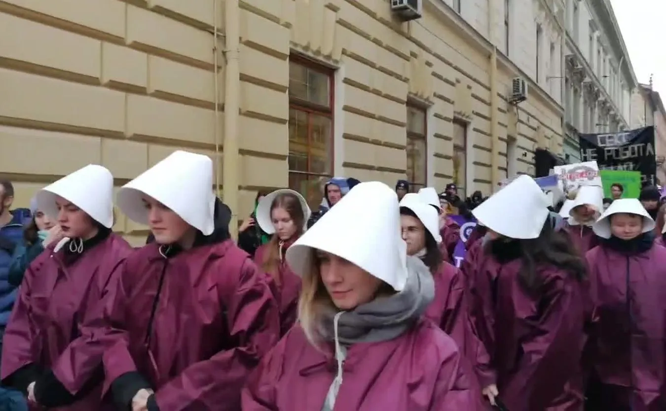 Demonstracja feministek we Lwowie. Aktywistki ubrane jak z "Opowieści podręcznej" [WIDEO]