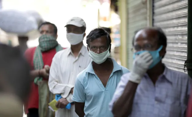 Policjant zmienił swój hełm w... koronawirusa. Chce, żeby ludzie zostali w domach