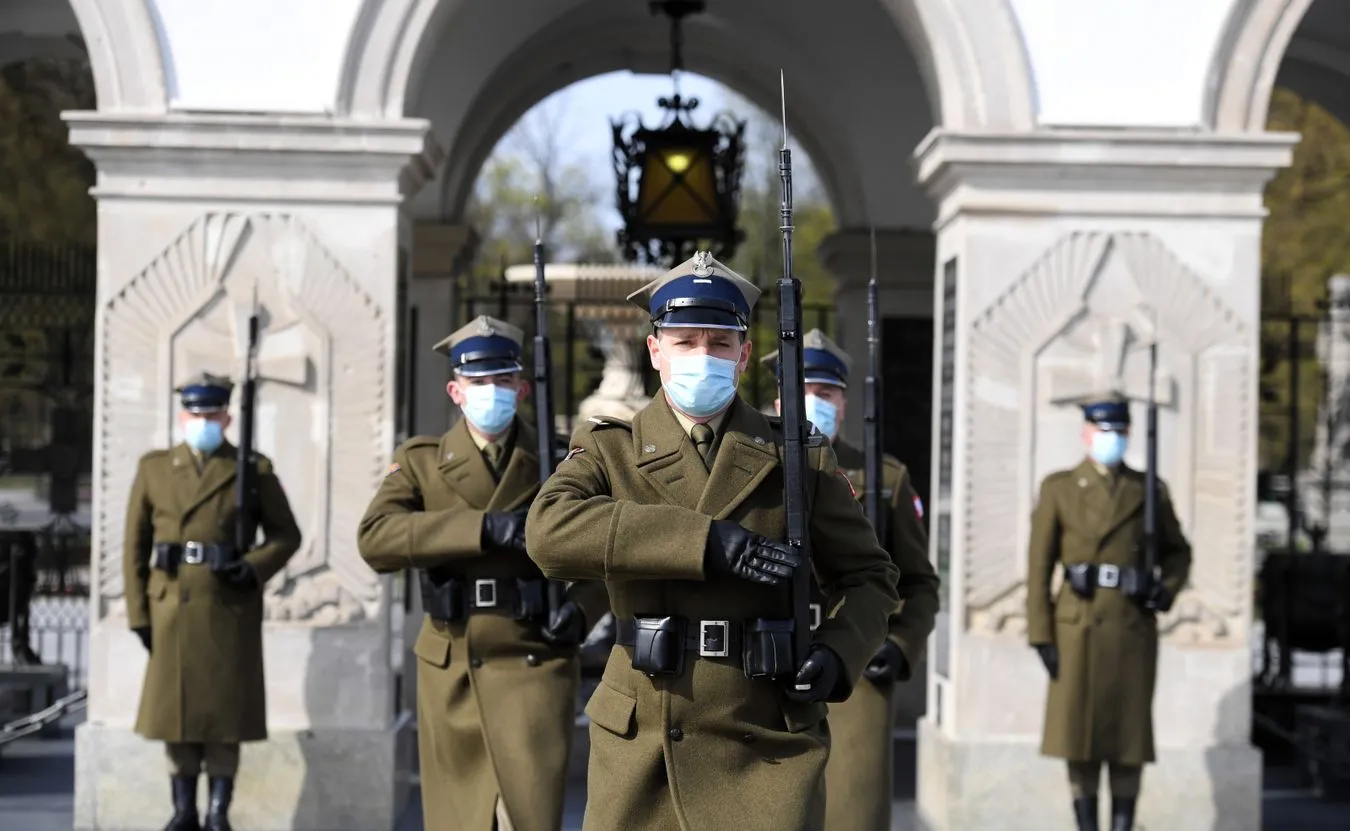 Żołnierze w maseczkach przy Grobie Nieznanego Żołnierza w Warszawie [FOTO i WIDEO]
