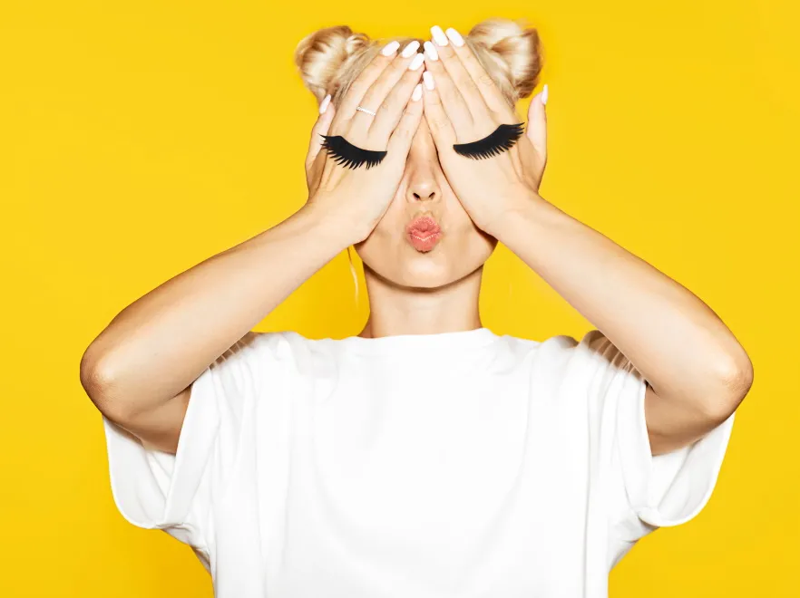 Nie gorzej niż w gabinecie! Domowe sposoby na pielęgnację brwi i rzęs