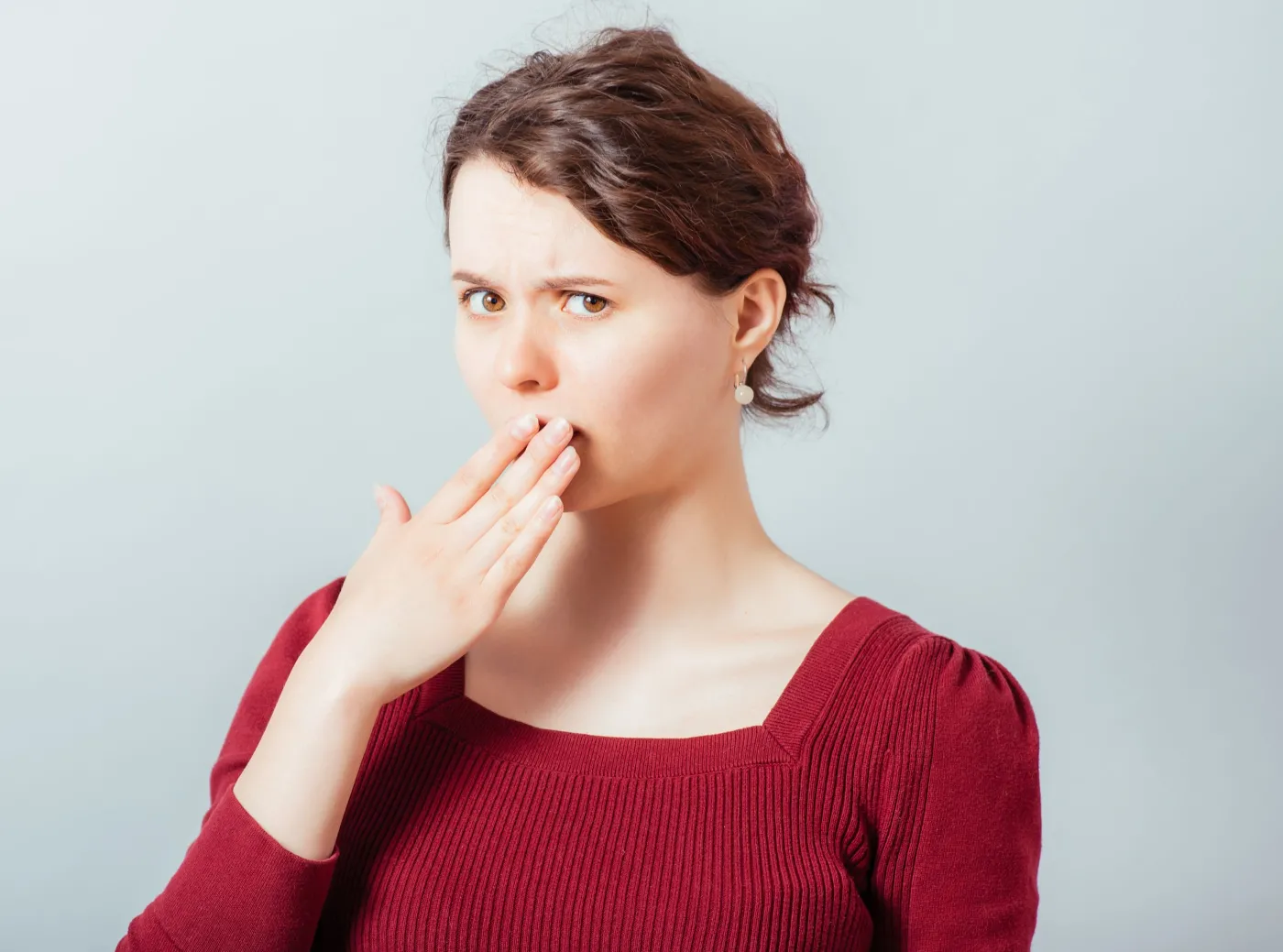 Kobieta zasłania usta