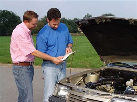 AUBI  - Gebrauchtwagen Opel Ascona A, Baujahr 1988, 1.6 i, Typ C, 75 PS, Redakteur Uli Holzwarth und der Besitzer des Fahrzeuges schauen sich das Service-Scheckheft an, Foto vom 24.08.2006 AB372006 068TUEVREP07 038