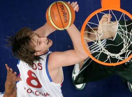 CSKA Moscows Matjaz Smodis goes for a layup as Panathinaikos Dimitrios Diamantidis of Greece, right and Mike Batiste of U.S., left, are trying to stop him during their final Euroleague  basketball game in Athens Olympic indoor stadium on Sunday May 6, 2007. Panathinaikos beat CSKA Moscow 93-91. AP PhotoPetros Giannakouris
