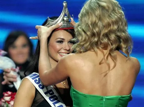 Warszawa, 16.09.2007. Zdobywczyni tytułu Miss Polonia - 21-letnia Barbara Tatara z Łodzi L, podczas koronacji na Gali finałowej konkursu Miss Polonia 2007, 15 bm. w Sali Kongresowej w Warszawie. kru PAPLeszek Szymański Zdjęcie do depeszy PAP pt. Barbara Tatara laureatką konkursu Miss Polonia 2007