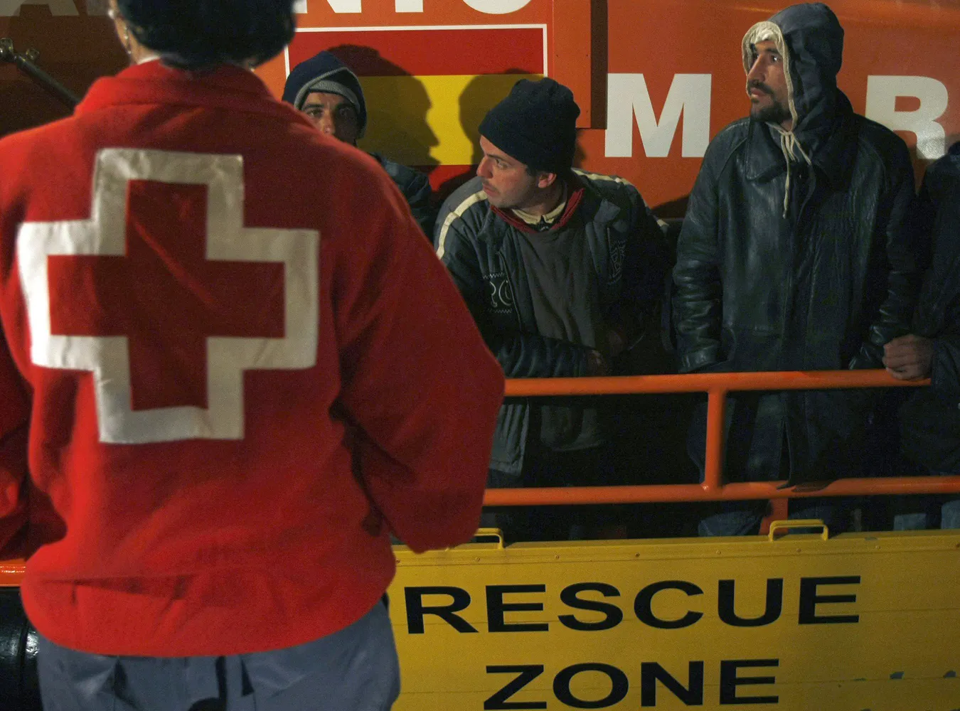 Płynęli na desce po lepsze życie