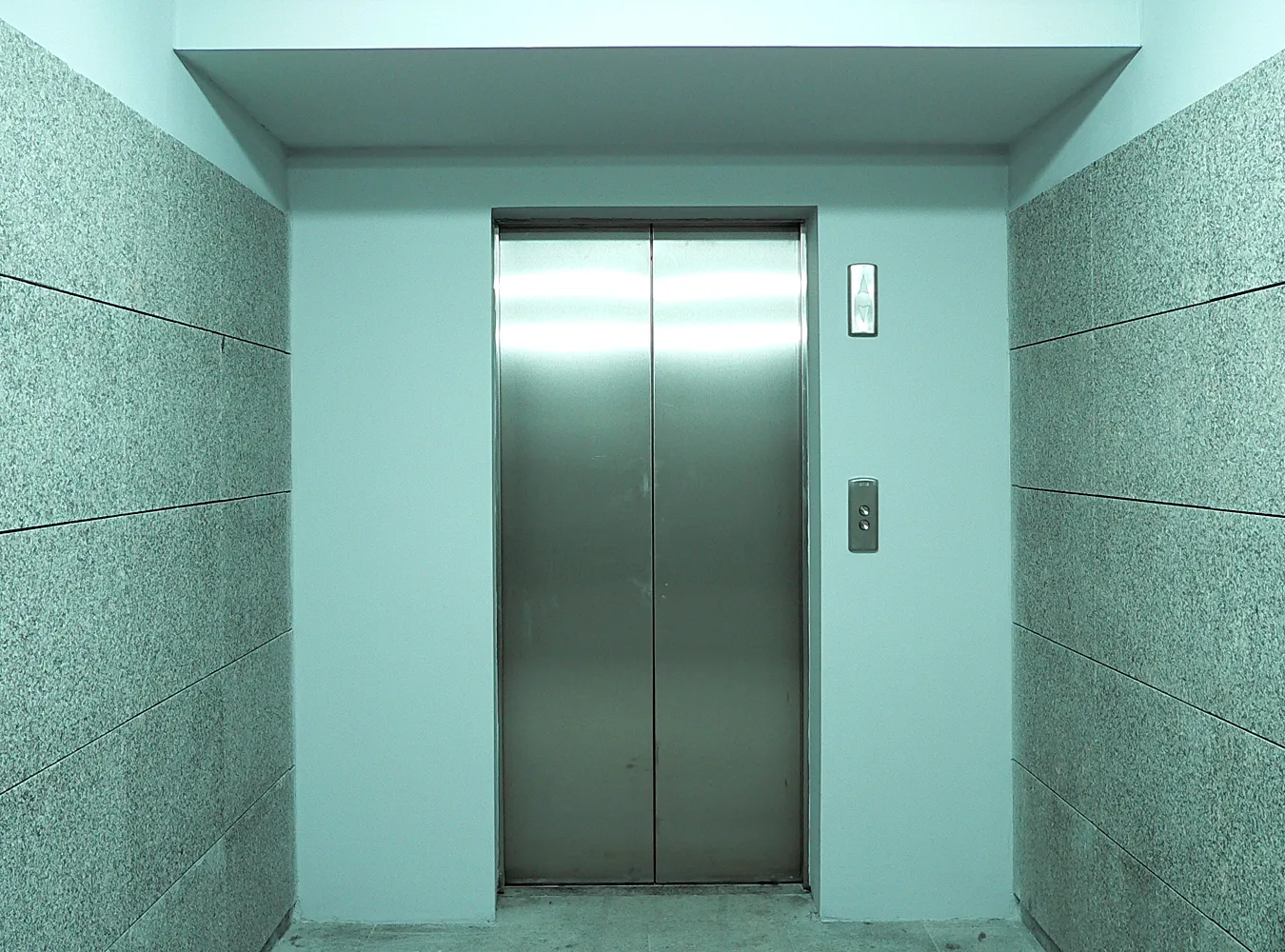 Dwa dni w windzie tylko o aspirynie