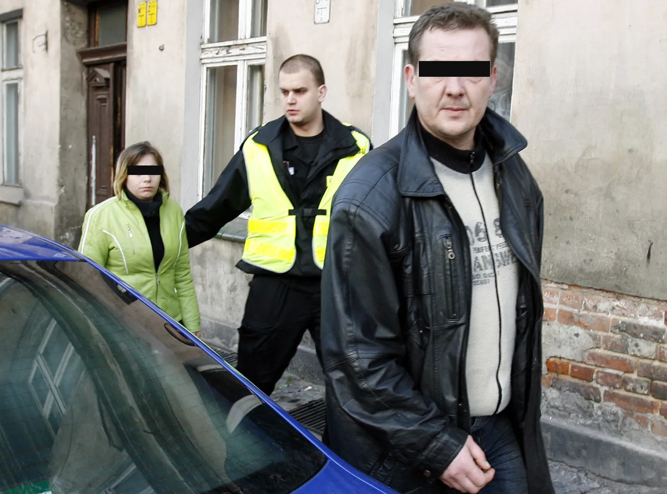 Rodzice małej Nikoli wyprowadzani z mieszkania przez policję