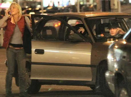 Aktor Adam Fidusiewicz z dupa na miescieWarszawa 11.09.2007Adam Fidusiewicz widziany nie raz z ta sama dupka kreci sie po miescie Warszawa 11.09.2007