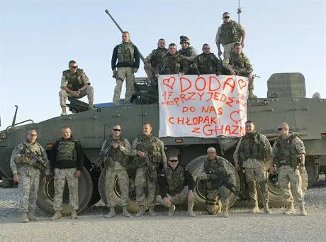 BAZA WOJSKOWA W GAZNI NA ZDJECIU ZOLNIERZE Z BAZY GAZNI PRAGNA ZEBY PRZYJECHALA DO NICH DODA ZOLNIERZE SIEDZA NA TRANSPORTER ROSOMAK19092007FOTO BOGDAN HRYWNIAK