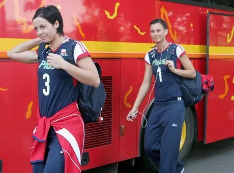 nz. Od lewej Eleonora Dziekiewicz i Katarzyna Skowronska . Przyjazd ekipy Polska na hale. Mistrzostwa Europy Kobiet 2007 . Womens Indensit European Championships Volley-Ball 2007 .Hasselt . 2007-09-22 , fot. Jakub Piasecki  fotocubawp.pl