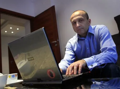 09.02.2007 WarszawaKazimierz Marcinkiewicz, byly premier, kandydat na prezesa PKO BP w swoim mieszkaniu i na ulicach Warszawy.Fot. Wojciech Grzedzinski