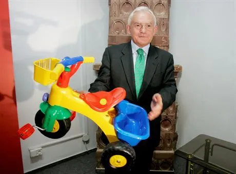 LODZLESZEK MILLER PRZYGOTOWAL DWA ROWERKI DZIECIECE DLA MIROSLAWA DRZEWIECKIEGO I WOJCIECH OLEJNICZAKA NA PROPONOWANY PRZEZ NICH WYSCIG28092007FOT. MAREK SZYBKA