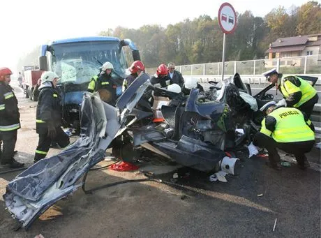 Autobus zmiażdżył dwie osoby, obie nie żyją