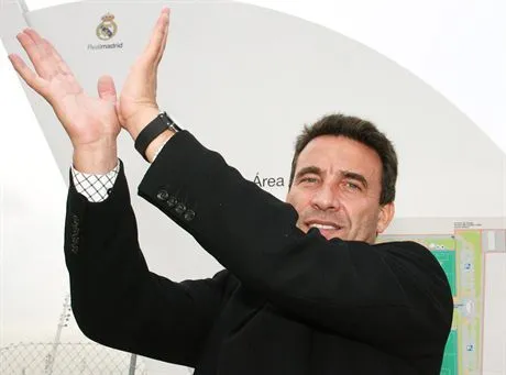 MADRYT HISZPANIABYLI PILKARZE REALU WSPOMINAJA CZASY KIEDY TRENEREM KLUBU BYL LEO BEENHAKKERNA ZDJECIU BYLY PILKARZ REALU FRANCISCO PACO BUYO LAT 4207 10 2007FOT TOMASZ JAGODZINSKI AGENCJA KRAKFOTO