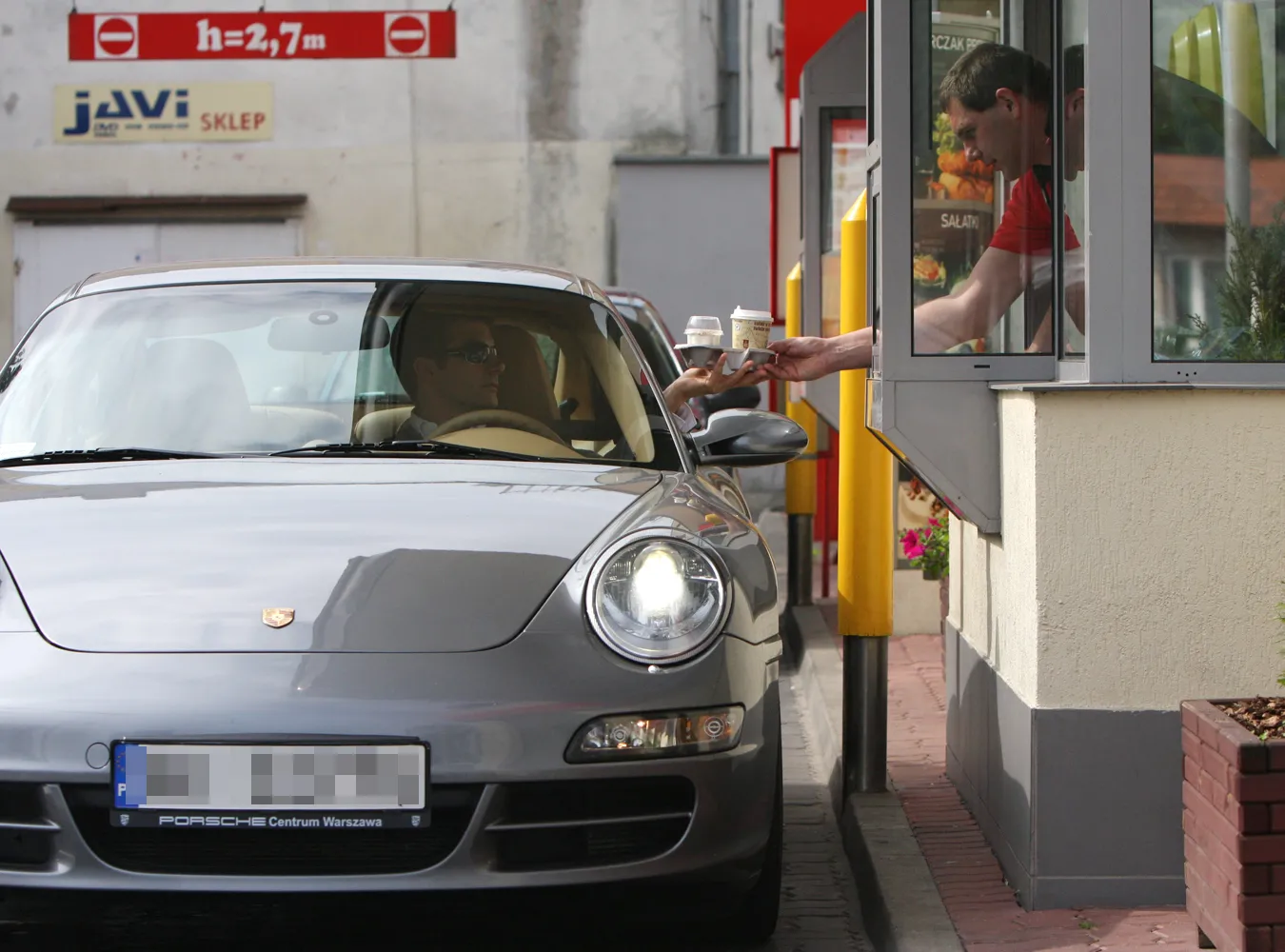 Kammel jeździ porshe po hamburgery
