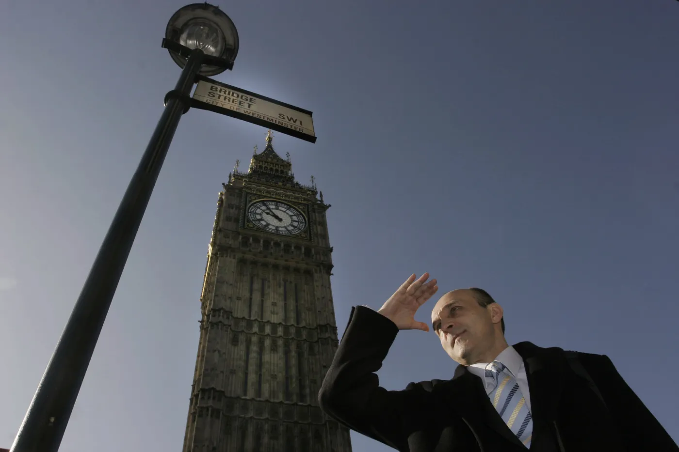 Platforma odsyła Marcinkiewicza za granicę