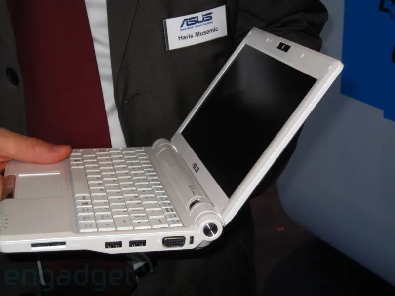 fr_asus_eee_900_hand_61583a_158782.jpg