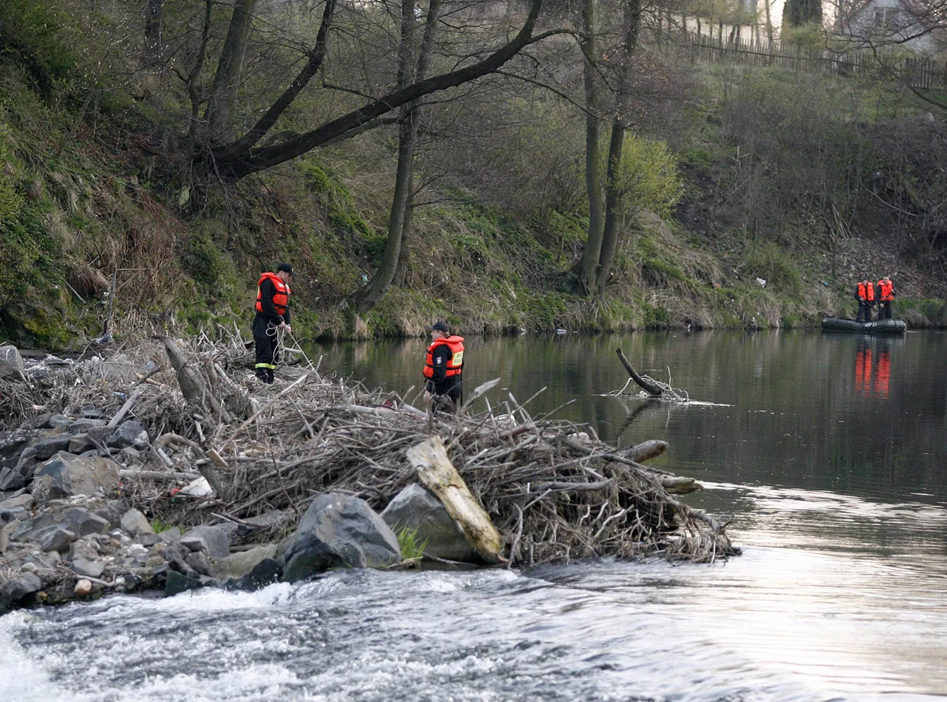 Sześcioro dzieci wpadło do rzeki, dwoje nie żyje