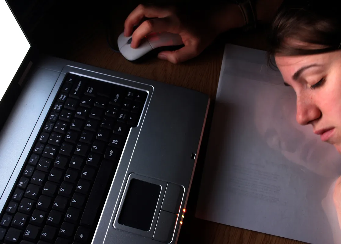 Śpiąc pisała maile do znajomych